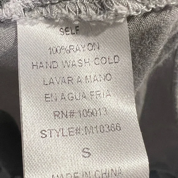 Andree By Unit Shirt Womens SMALL gray Embroidered Floral Boho Flowy Crinkle - Picture 6 of 7